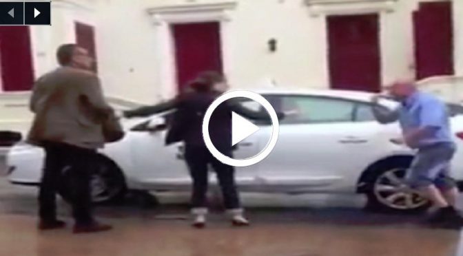 VIDEO: Taxi Driver attacks a Tourist